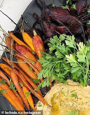 Sie isst oft Gerichte wie Bio-Gemüse mit geröstetem Knoblauch