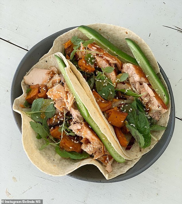 Das Schreiben eines wöchentlichen Abendmenüs ist eine von Belindas Lieblingsgewohnheiten (eines ihrer Abendessen im Bild), und sie empfiehlt, es an einer sichtbaren Stelle zu platzieren, damit alle es sehen können