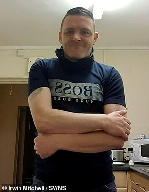 Er sagte, er sitze jetzt anders und müsse sich wegen der Narben, die sich trocken und schuppig anfühlten und ihn eincremen müssten, jetzt zur Seite lehnen