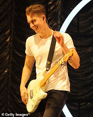 Er hatte sich zuvor im Alter von 19 Jahren einer Fettabsaugung unterzogen, obwohl er nur sechs Prozent Körperfett hatte, enthüllte er