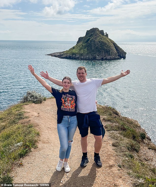 Herr Robinson und sein Partner sind oben im Urlaub zusammen abgebildet.  Sie planen, mehr zusammen zu reisen, bevor sie heiraten