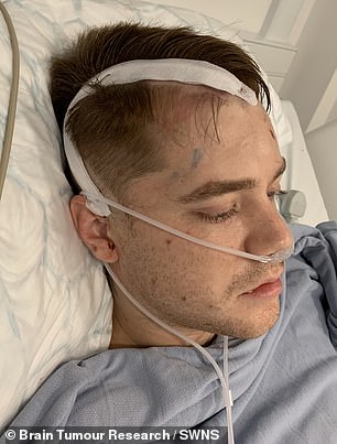 Aber nachdem bei ihm Hirntumor diagnostiziert wurde, wurde er zur Behandlung entlassen.  Oben im Bristol Southmeads Hospital nach der Behandlung abgebildet