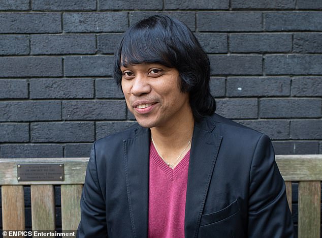 Dr. Partha Kar, NHS Englands nationaler Fachberater für Diabetes, sagt, dass die Patienten nun innerhalb weniger Wochen Zugang zu der teuren Technologie haben werden, was das Ende der Fingerabdruck-Bluttests bedeutet