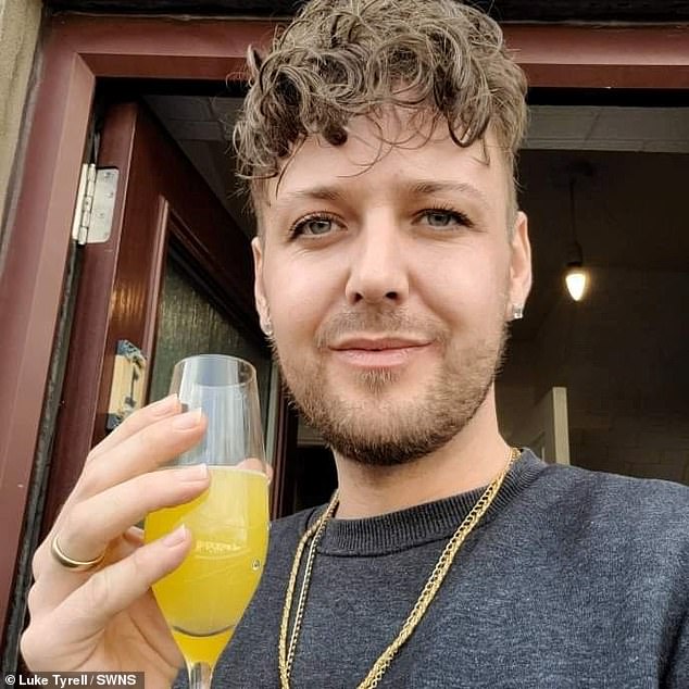 Tyrell (im Bild) sagte, dass andere, nachdem sie seine Geschichte in den sozialen Medien geteilt hatten, sich mit ihren eigenen Katastrophengeschichten nach der Verwendung des Shampoos gemeldet hatten