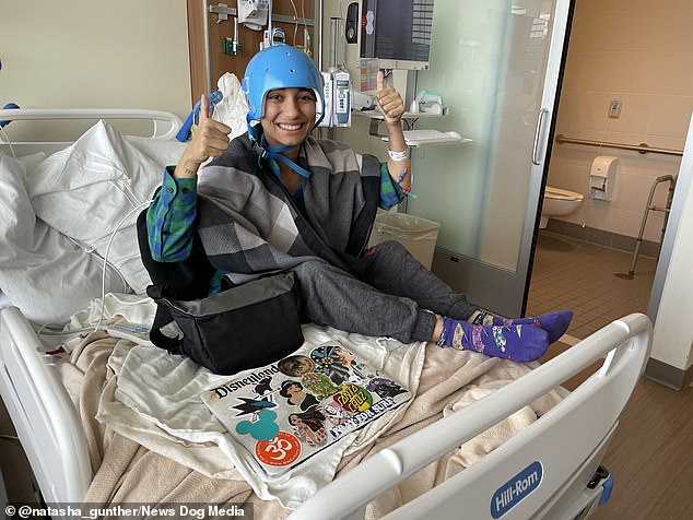 Frau Gunther muss jetzt einen Helm tragen, um ihr Gehirn zu schützen, da ein Teil des Schädels fehlt.  Sie hat nächsten Monat eine Operation, um es wieder einzusetzen