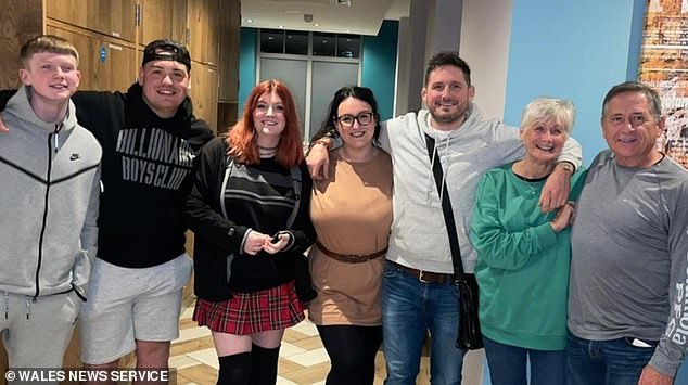 Der jetzt 38-Jährige, der hier in der Mitte rechts abgebildet ist, umgeben von seiner Familie, gab zu, dass die Herausforderungen und das Trauma des Wartens auf ein Herz zur Alkoholabhängigkeit geführt haben, aber er hat sich jetzt erholt