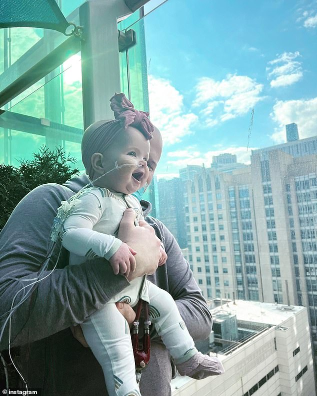 Nach ihrer Diagnose wurde Elodie Baker (im Bild) zur Behandlung von Minnesota nach Chicago verlegt.  Sie benutzte eine Beatmungs- und Ern&auml;hrungssonde und ein Ger&auml;t, das ihr Herz dabei unterst&uuml;tzte, Blut zu pumpen