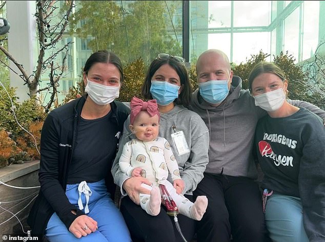 Am 27. März erhielt Elodie (Mitte) erfolgreich eine Herztransplantation, mehr als 200 Tage nach ihrer Diagnose und nach 100 Tagen im Krankenhaus