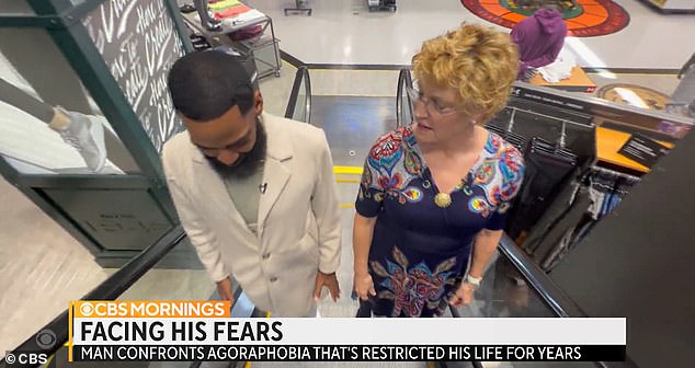 Mit Cassidays (rechts) Hilfe konnte Jackson (links) zum ersten Mal seit Jahren wieder einen Aufzug und sogar ein Lebensmittelgeschäft betreten