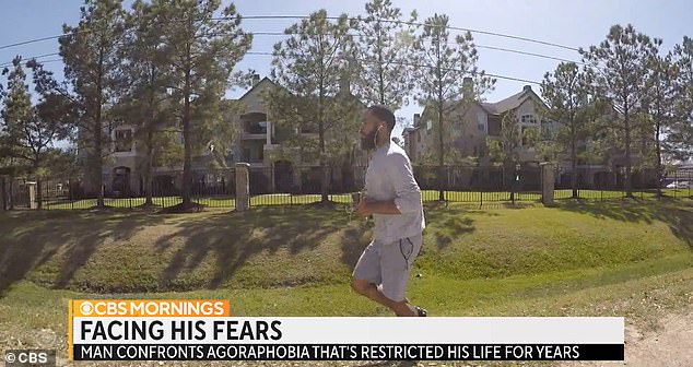 Jackson (im Bild) konnte auch zum ersten Mal nach der Beratung bequem durch seine Nachbarschaft laufen