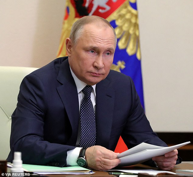 Wladimir Putin badet in Blut, das aus Hirschgeweihen gewonnen wurde &ndash; eine Behandlung, die als &bdquo;nat&uuml;rliches Viagra&ldquo; bezeichnet wird.  Der russische Staatschef, der im Oktober 70 Jahre alt wird, soll Mitte der 2000er Jahre von seinem Verteidigungschef Sergej Schoigu in die makabere Praxis eingef&uuml;hrt worden sein