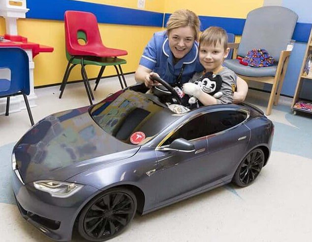 Im Jahr 2018 spendete ein britischer Autoclub 160 Spielzeug-Teslas an NHS-Kinderkrankenhäuser im ganzen Land.  Als Tesla-Mitbegründer Elon Musk davon Wind bekam, spendete er jedem Krankenhaus mit einem Auto 600 Pfund, damit sie sich ein weiteres kaufen konnten.