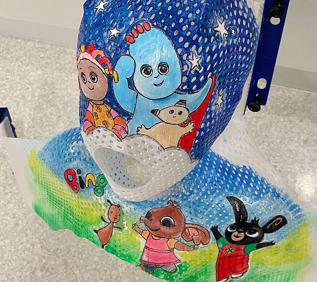 Spezialisten des Kinderkrankenhauses von Leeds haben einen Weg gefunden, den Prozess etwas erträglicher zu gestalten – Krankenschwestern bemalen sie oben so, dass sie wie ihre Lieblingszeichentrickfiguren aussehen