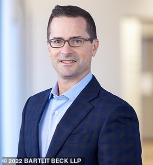 Steven Derringer (im Bild, Anwalt von Walgreens, sagte: „Es gibt so viele Pillen, weil Ärzte so viele Rezepte für Schmerzmittel geschrieben haben.“