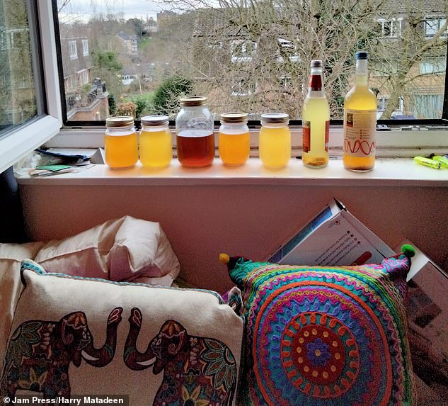 Herr Matadeen trinkt jeden Tag 200 ml seines meist einen Monat alten Urins, den er mit frischem Urin auffüllt.  Im Bild: Gläser mit seinem Urin