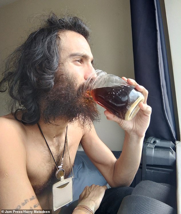 Er sagte, sein Urin, von dem er jeden Tag 200 ml trinke, habe bei ihm „ein neues Gefühl von Frieden, Ruhe und Entschlossenheit“ hinterlassen und Jahre seines Aussehens gedauert.  Aber Herr Matadeen, ein Autor, der Bücher über die angeblichen gesundheitlichen Vorteile seiner Gewohnheit geschrieben hat, sagte, er sei von seiner Schwester abgelehnt worden, weil er die sogenannte Urintherapie praktiziere