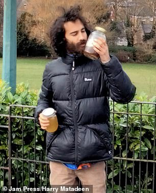 Herr Matadeen (im Bild) wandte sich vor sechs Jahren dem Trinken von Urin zu, nachdem er über seine angeblichen gesundheitlichen Vorteile gelesen hatte.  Er sagte: „Von dem Moment an, als ich den Urin trank, weckte er mein Gehirn und beseitigte meine Depression