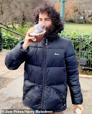 Herr Matadeen (im Bild) wandte sich vor sechs Jahren dem Trinken von Urin zu, nachdem er über seine angeblichen gesundheitlichen Vorteile gelesen hatte.  Er sagte: „Von dem Moment an, als ich den Urin trank, weckte er mein Gehirn und beseitigte meine Depression