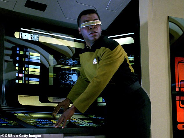 Wissenschaftler hoffen, eines Tages eine Brille zu entwickeln, die Blinden wieder zum Sehen verhelfen kann.  Früher war diese Technologie eine Domäne der Science-Fiction, wie dies bei der Figur Geordi La Forge (gespielt von LeVar Burton) in Star Trek: The Next Generation der Fall ist