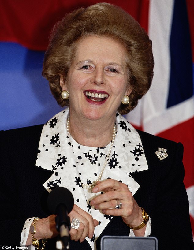 Krallenhand, richtig Dupuytren-Krankheit genannt, betrifft etwa f&uuml;nf Millionen Briten.  Es verursacht Klumpen von Narbengewebe, die sich auf den Handfl&auml;chen entwickeln.  (Oben, Lady Thatcher im Jahr 1990)