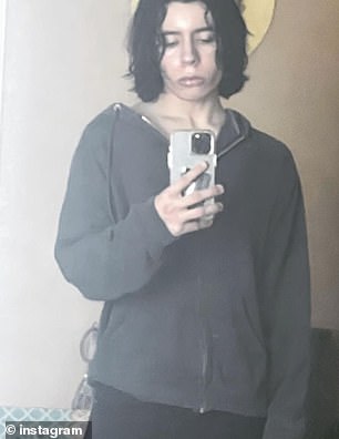 Als Schütze wurde der 18-jährige Salvador Ramos aus Uvalde identifiziert.  Er wurde als ein gemobbter Einzelgänger beschrieben, der langsam die Schule abbrach, weil er wegen seines Lispelns, seiner Angewohnheit, Eyeliner, Kleidung und der Armut seiner Familie zu ärgern