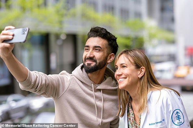 Cercek macht ein Selfie mit einem ihrer Patienten, Imtiaz Hussain