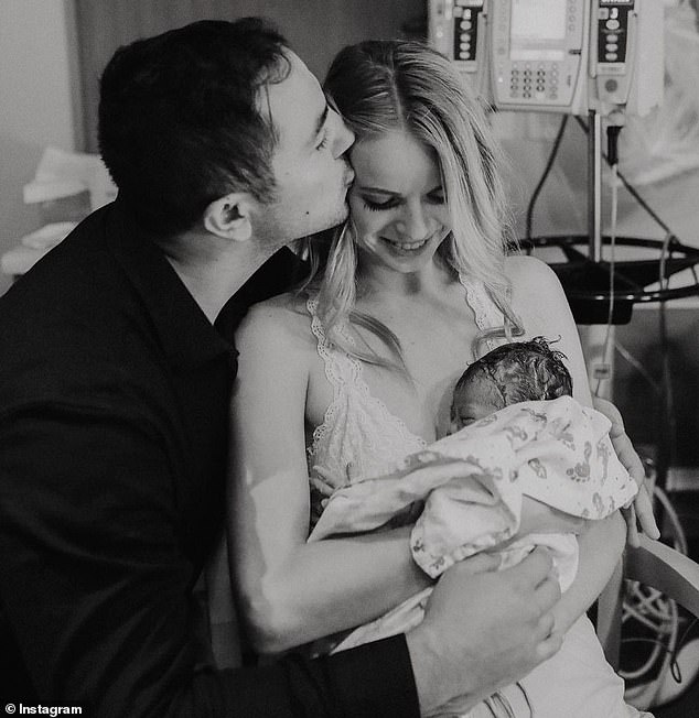 Später wurde bei Kaitlyn das Sjögren-Syndrom diagnostiziert, eine Autoimmunerkrankung, bei der das Immunsystem die Drüsen angreift, die Tränen und Speichel produzieren