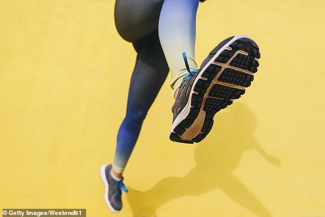 In einer kürzlich in der Zeitschrift Nature veröffentlichten Studie wurde eine Gruppe junger Männer gebeten, 90 Minuten lang in einem leichten Tempo Rad zu fahren oder einige intensive 30-Sekunden-Sprints (dh eine Art HIIT) zu absolvieren (Dateifoto).