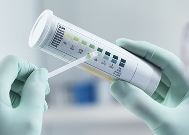 Eine 62-jährige Frau, die sich in Indien einer Gewichtsreduktionsoperation unterzogen hatte, wachte mit einer unerwarteten Nebenwirkung der Vollnarkose auf – ihr Urin hatte sich grün verfärbt