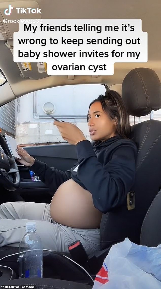 Die Ovarialzyste wuchs schließlich auf einen Durchmesser von 28 cm und fasste eine Gallone Flüssigkeit, was sieben Gatorade-Flaschen entspricht