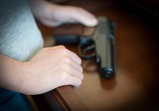 In Häusern, in denen Ihr Kind spielt, nach Waffen fragen