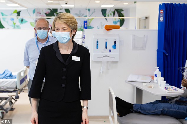 Der Krieg gegen die „Verschwendung und Wokery“ des NHS beginnt: Bis zu 8.000 Stellen im Gesundheitswesen sollen in den nächsten zwei Jahren gestrichen werden, um gegen Bürokraten vorzugehen