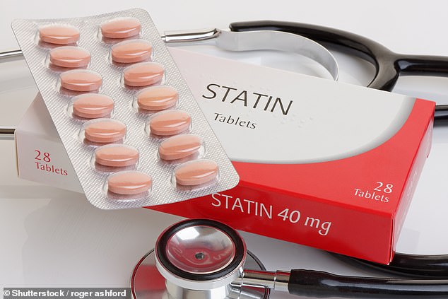 Statine (im Bild) wirken, indem sie die Produktion von „schlechtem Cholesterin“ – Low-Density-Lipoprotein (LDL)-Cholesterin – begrenzen, das die Arterien verhärten und verengen und das Risiko von Herz-Kreislauf-Erkrankungen erhöhen kann. Frühere Studien haben ergeben, dass das „Goldstandard“-Cholesterinsenker-Medikament einen Herzinfarkt oder Schlaganfall pro 50 Personen verhindert, die es über fünf Jahre einnehmen