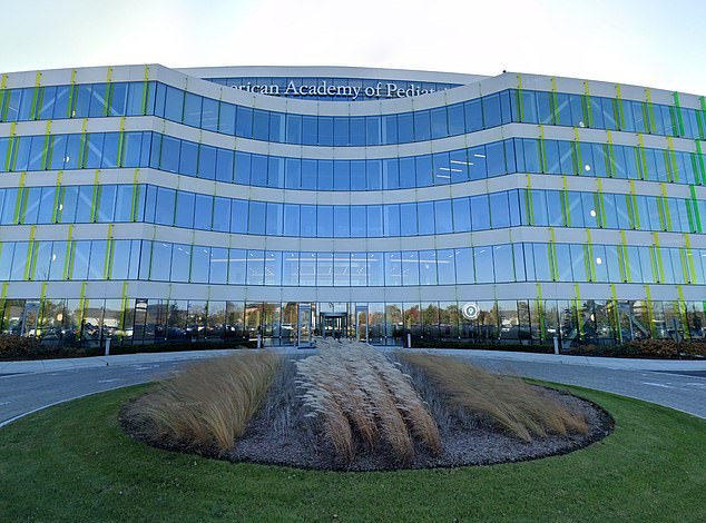Die führende medizinische Akademie kann die Gelbsucht-Anleitung für Neugeborene streichen, weil sie den Ausdruck „schwarze Rasse“ enthält – obwohl die CDC-Warnung, dass Schwarz ein Risikofaktor für die Erkrankung ist, enthalten ist