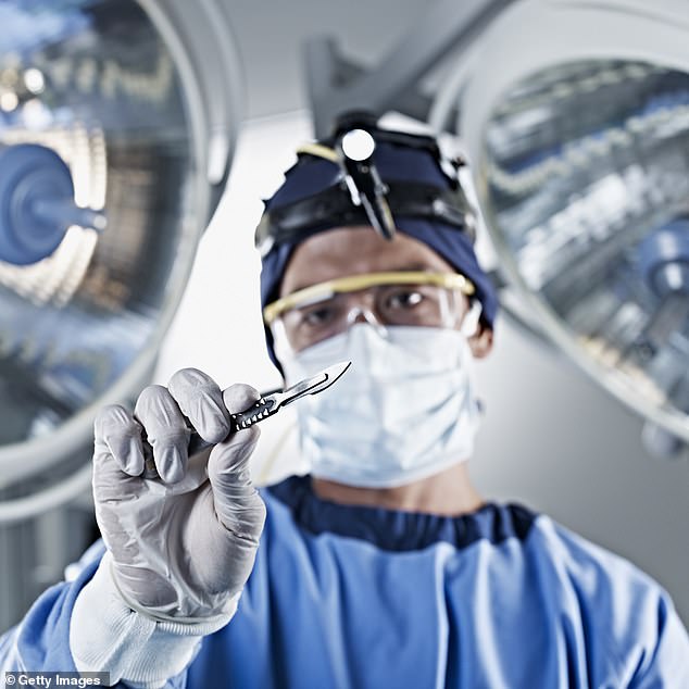 Dr. Wilson Tsai wurde während seines Medizinstudiums mit Tourette diagnostiziert, trotzdem ist er Herz- und Lungenchirurg mit Sitz in den Vereinigten Staaten geworden (Bild von Model gestellt).