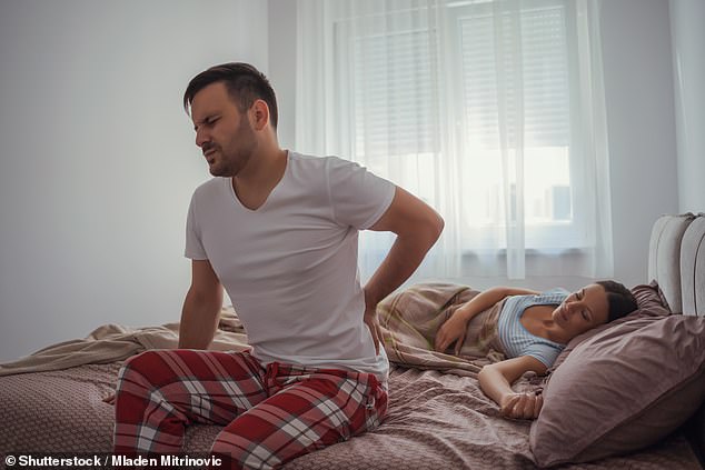 Das Gel könnte helfen, Schmerzen im unteren Rückenbereich zu lindern, indem es die Risse und Risse verhärtet, die sich im Laufe der Zeit in den Bandscheiben bilden (Archivbild)