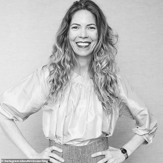 Life Coach, 45, stellte fest, dass er VIER Tumore aufgrund von fortgeschrittenem Eierstockkrebs hatte, nur 10 Tage nachdem der Arzt die Symptome als das, was mit „Frauen in Ihrem Alter“ passiert, abgetan hatte.