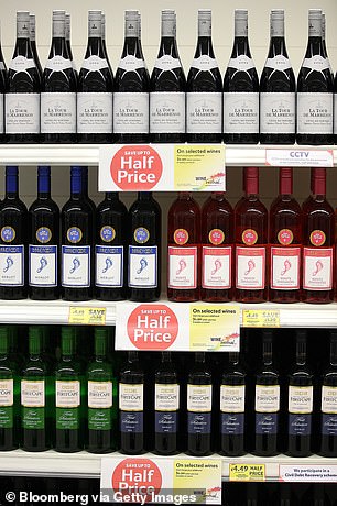 Übergewichtige Erwachsene sollten unterschiedliche Grenzwerte für den Alkoholkonsum erhalten, um ihr Krebsrisiko zu senken, sagen Experten