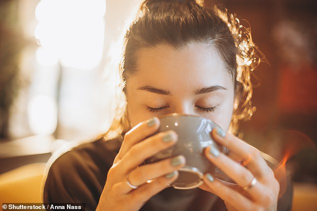 Vom Trinken von heißem Tee bis zum Lecken Ihrer Handgelenke: Die bizarren Maßnahmen, die Ihnen helfen, kühl zu bleiben, während eine Hitzewelle diese Woche über Großbritannien fegt
