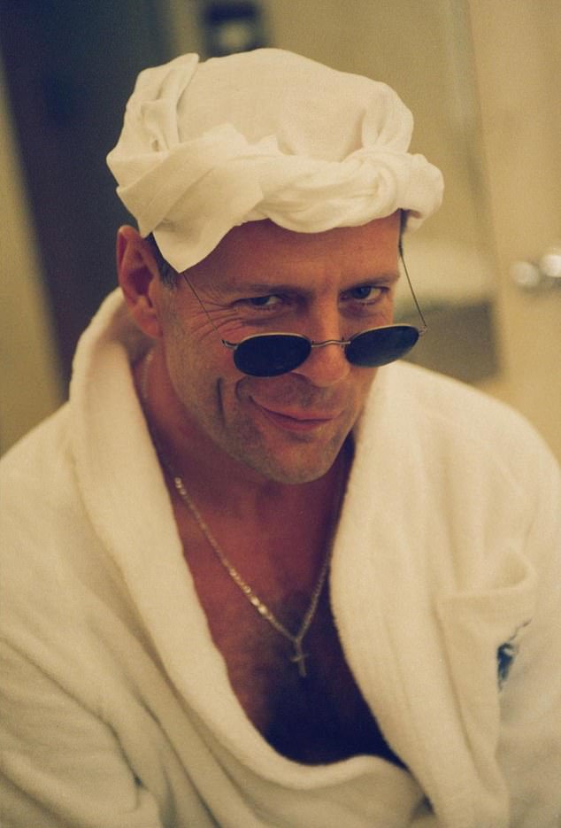 Bruce Willis (im Bild), 67, die Hollywood-Legende und Kultstar unter anderem aus der „Die Hard“-Filmreihe, hat sich von der Schauspielerei zurückgezogen, nachdem bei ihm Aphasie diagnostiziert wurde, wie seine Familie am Mittwoch mitteilte. Der Zustand kann die Fähigkeit einer Person beeinträchtigen, die Sprache anderer zu sprechen, zu schreiben und zu verstehen. Über das Ausmaß der Diagnose machte seine Familie keine Angaben
