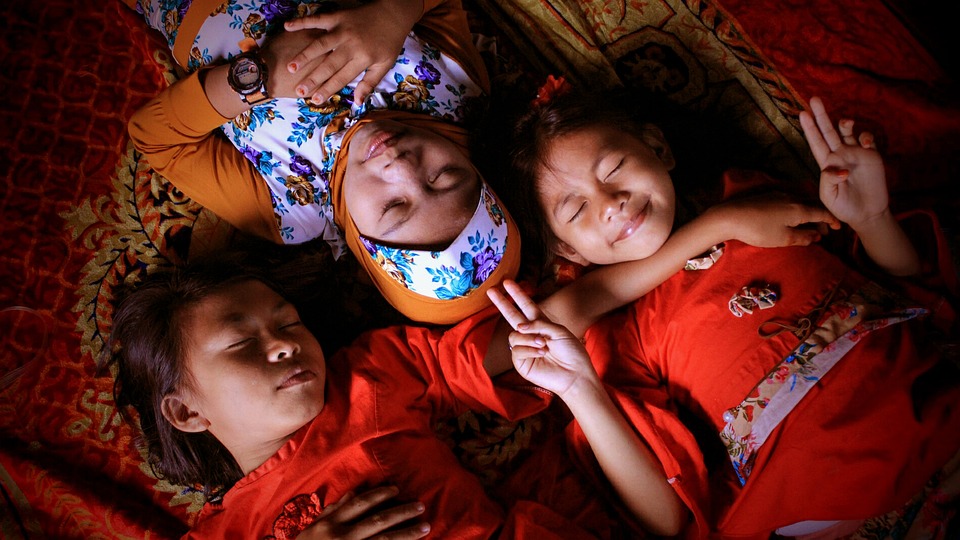 Schlafstörungen durch Serienabende? Nächtlicher Harndrang erklärt!